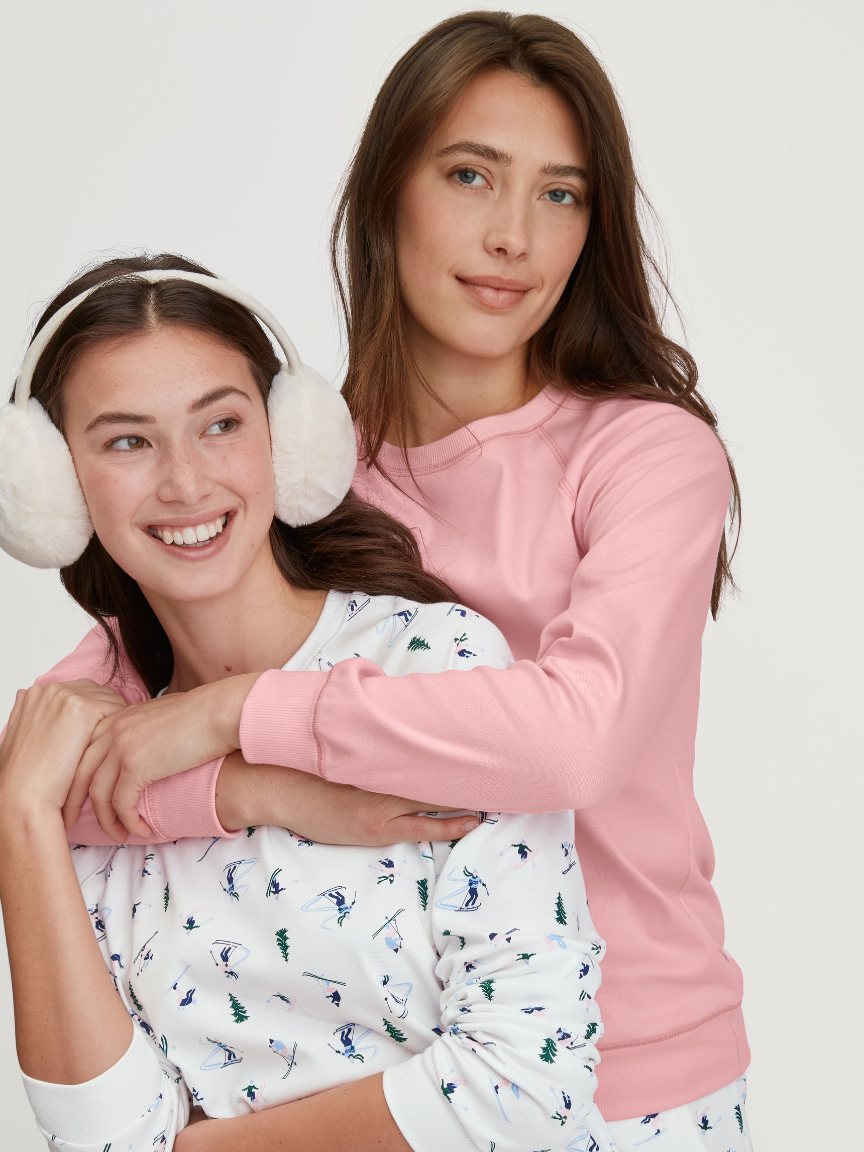 Damen-Model trägt Langarm-Shirt aus 100% Baumwolle in Rosa, Einfarbig aus Serie Ski Resort von CALIDA, Zusatzbild