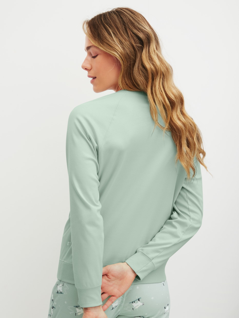Damen-Model trägt Langarm-Shirt aus 100% Baumwolle in Blau, Einfarbig aus Serie Favourites Cats von CALIDA, Rückansicht
