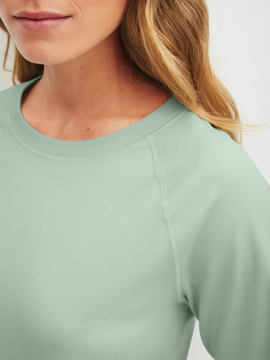 Damen-Model trägt Langarm-Shirt aus 100% Baumwolle in Blau, Einfarbig aus Serie Favourites Cats von CALIDA, Detail