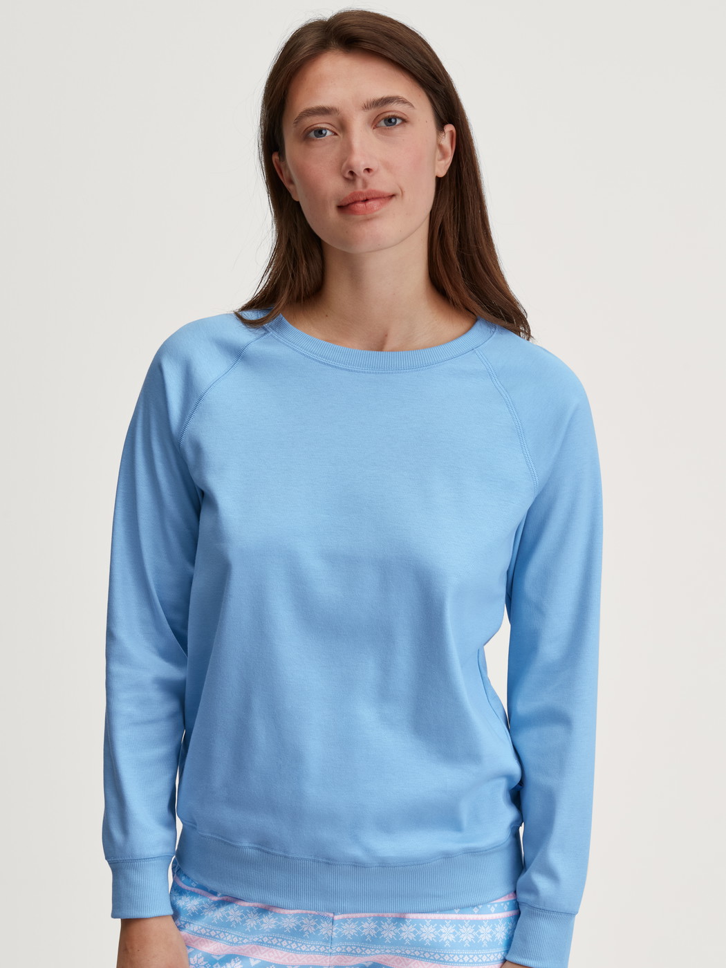 Le mannequin Femme porte le/la T-shirt à manches longues en 100% coton de couleur Bleu, Unicolore, de la série Ski Resort de CALIDA, Vue de face