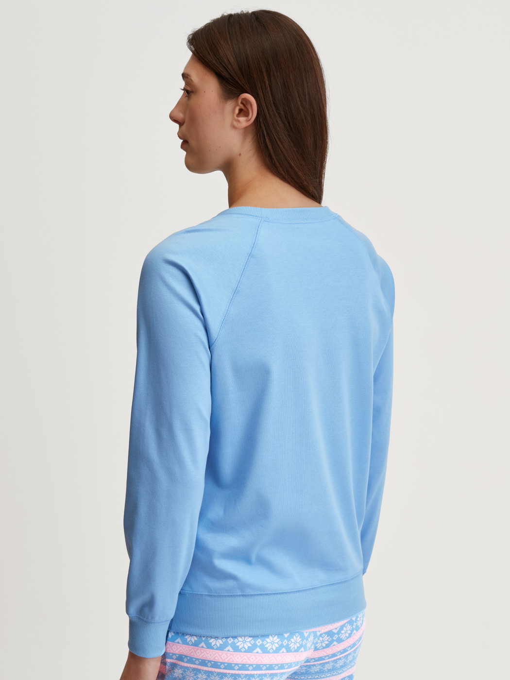 Le mannequin Femme porte le/la T-shirt à manches longues en 100% coton de couleur Bleu, Unicolore, de la série Ski Resort de CALIDA, Vue arrière