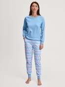 Le mannequin Femme porte le/la T-shirt à manches longues en 100% coton de couleur Bleu, Unicolore, de la série Ski Resort de CALIDA, Tenue