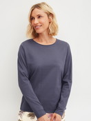 Le mannequin Femme porte le/la T-shirt à manches longues en 100% coton de couleur Bleu, Unicolore, de la série Favourites Arts de CALIDA, Vue de face