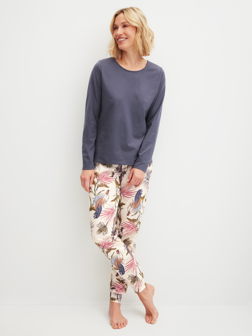 Le mannequin Femme porte le/la T-shirt à manches longues en 100% coton de couleur Bleu, Unicolore, de la série Favourites Arts de CALIDA, Tenue
