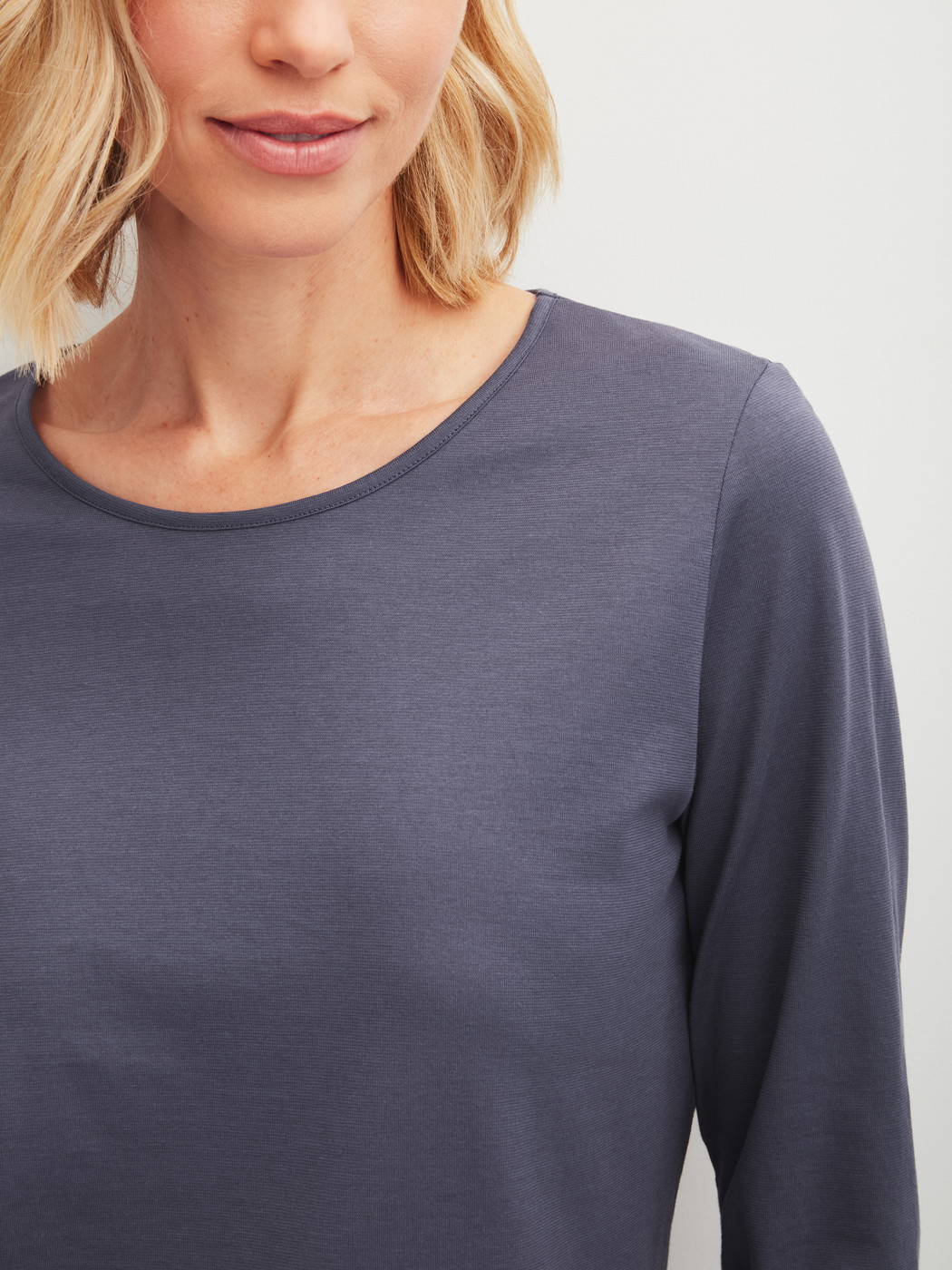 Le mannequin Femme porte le/la T-shirt à manches longues en 100% coton de couleur Bleu, Unicolore, de la série Favourites Arts de CALIDA, Détail