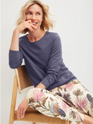 Le mannequin Femme porte le/la T-shirt à manches longues en 100% coton de couleur Bleu, Unicolore, de la série Favourites Arts de CALIDA, Image supplémentaire