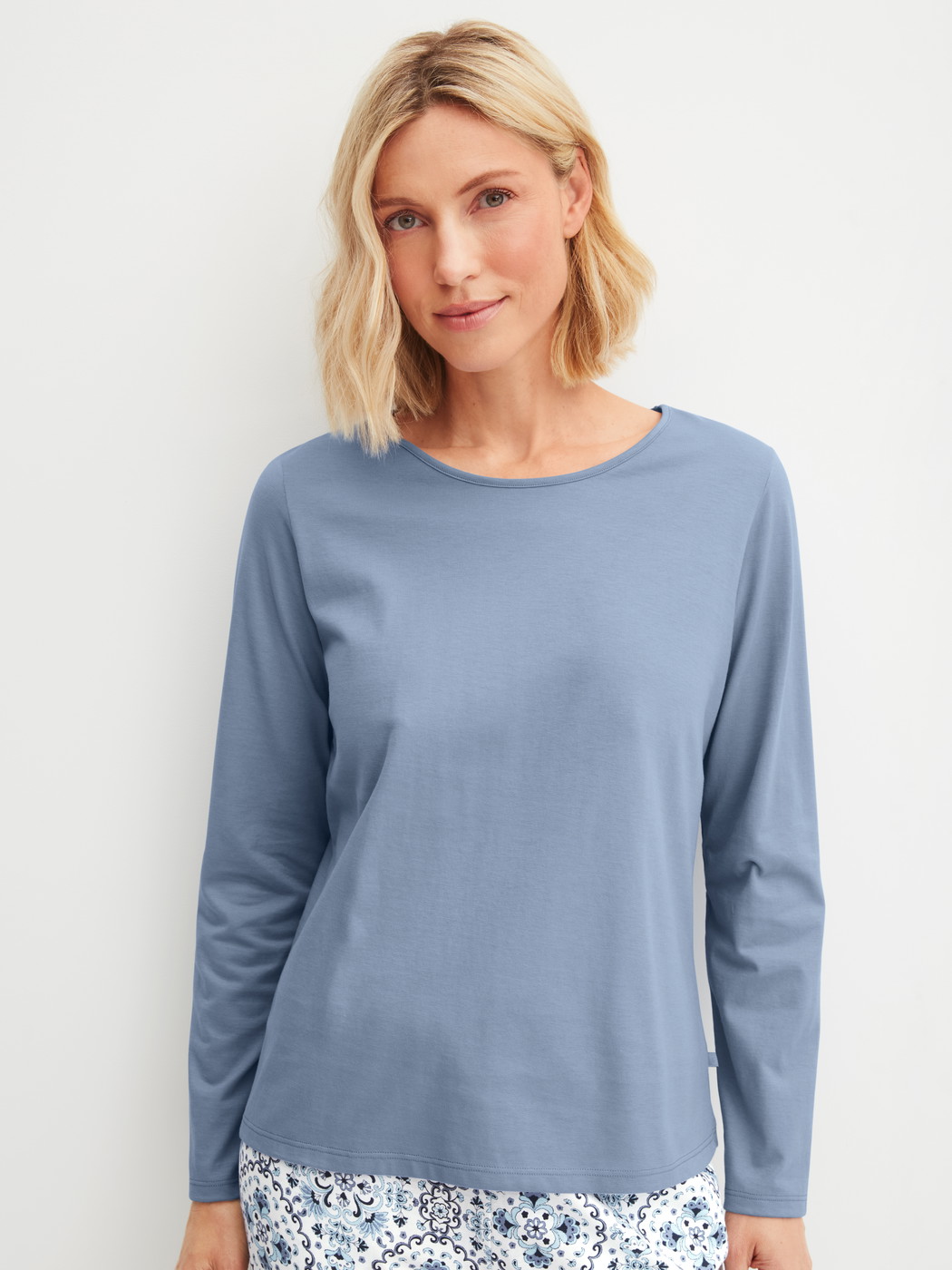 Damen-Model trägt Langarm-Shirt aus 100% Baumwolle in Blau, Einfarbig aus Serie Favourites Tiles von CALIDA, Vorderansicht