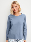 Damen-Model trägt Langarm-Shirt aus 100% Baumwolle in Blau, Einfarbig aus Serie Favourites Tiles von CALIDA, Vorderansicht