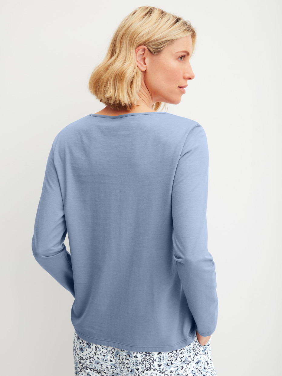 Damen-Model trägt Langarm-Shirt aus 100% Baumwolle in Blau, Einfarbig aus Serie Favourites Tiles von CALIDA, Rückansicht
