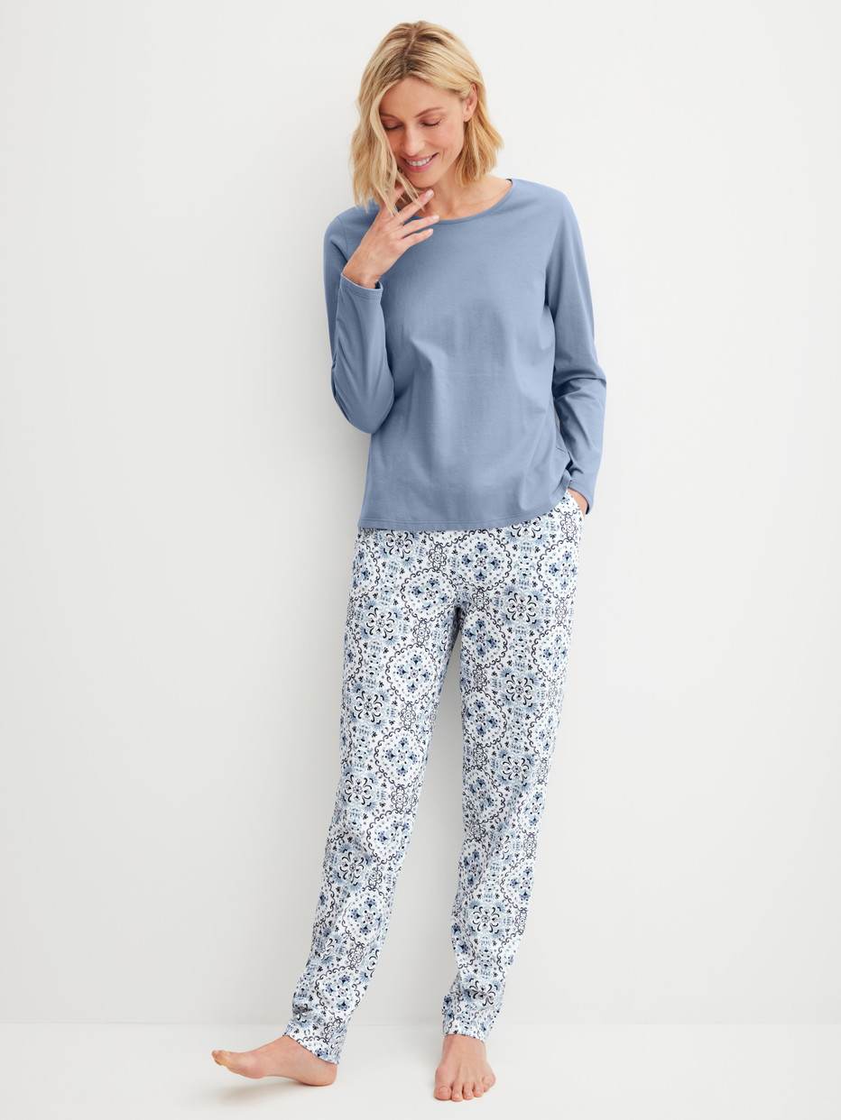 Damen-Model trägt Langarm-Shirt aus 100% Baumwolle in Blau, Einfarbig aus Serie Favourites Tiles von CALIDA, Outfit