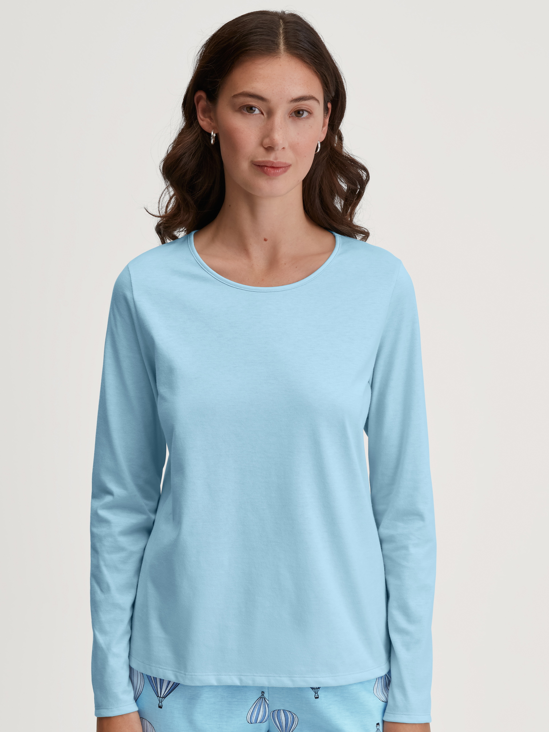 Damen-Model trägt Langarm-Shirt aus 100% Baumwolle in Blau, Einfarbig aus Serie Favourites Journey von CALIDA, Vorderansicht