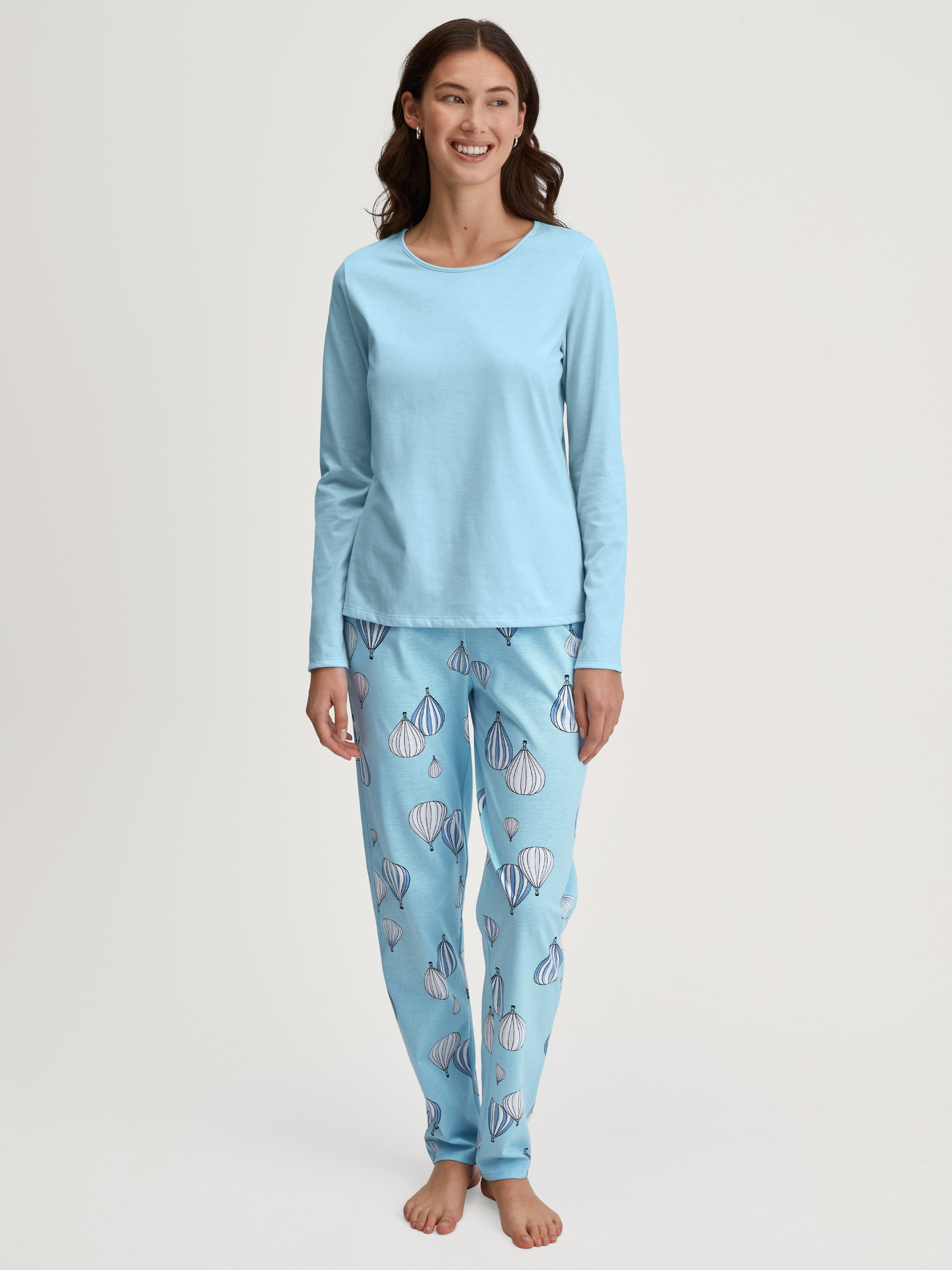 Damen-Model trägt Langarm-Shirt aus 100% Baumwolle in Blau, Einfarbig aus Serie Favourites Journey von CALIDA, Outfit