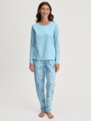 Damen-Model trägt Langarm-Shirt aus 100% Baumwolle in Blau, Einfarbig aus Serie Favourites Journey von CALIDA, Outfit