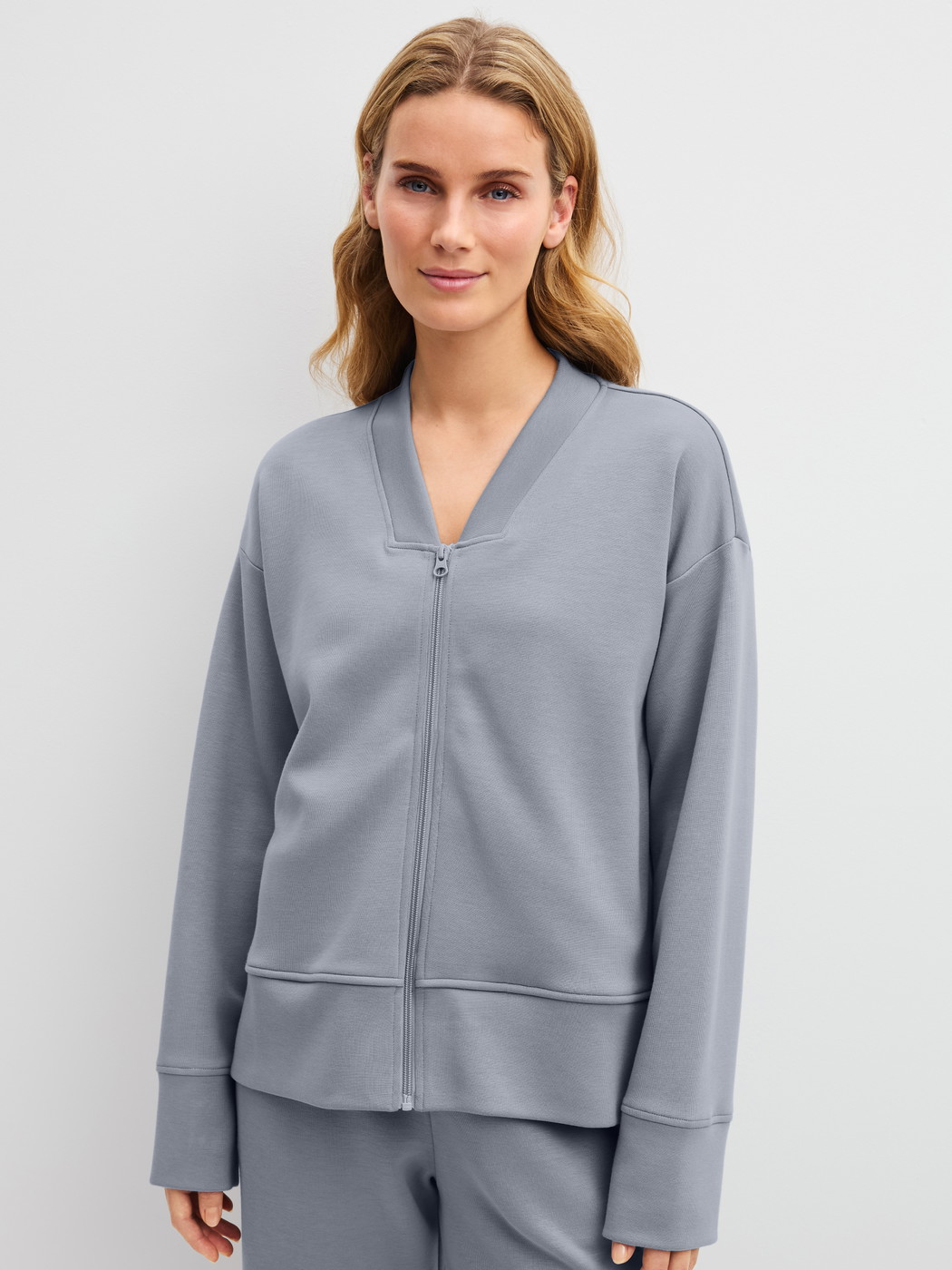 La modella / Il modello Donna indossa  in Cotone di colore Grigio, Tinta unita, della serie Natural Embrace di CALIDA, Vista frontale
