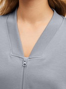 La modella / Il modello Donna indossa  in Cotone di colore Grigio, Tinta unita, della serie Natural Embrace di CALIDA, Dettaglio