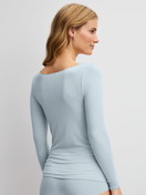 Damen-Model trägt Langarm-Shirt aus Modal in Blau, Einfarbig aus Serie Second Skin von CALIDA, Rückansicht