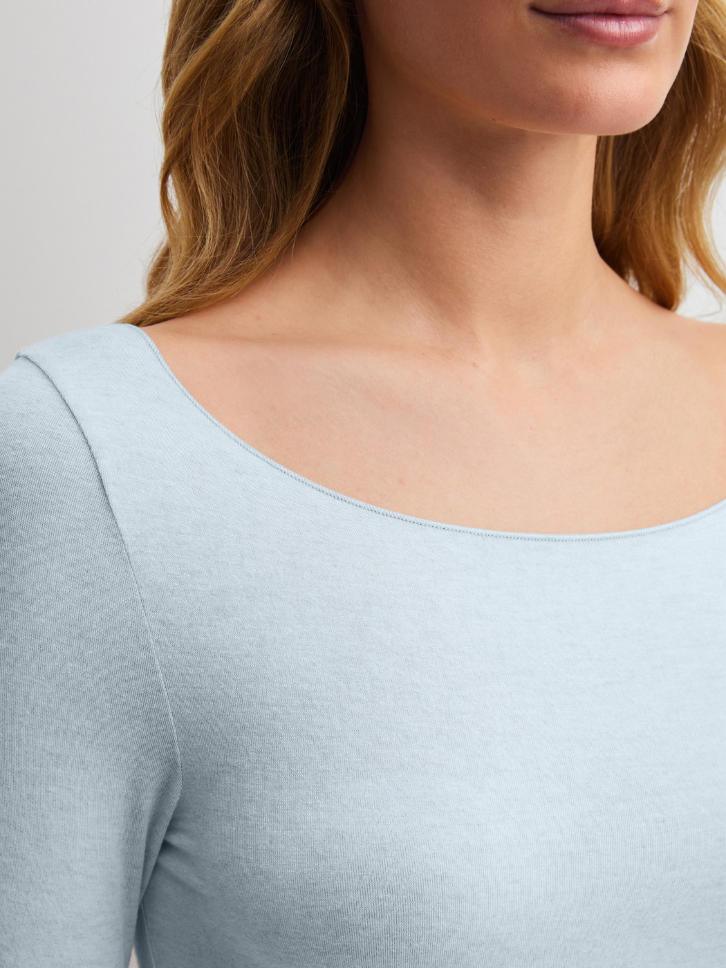 Damen-Model trägt Langarm-Shirt aus Modal in Blau, Einfarbig aus Serie Second Skin von CALIDA, Detail