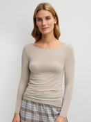 Damen-Model trägt Langarm-Shirt aus Modal in Beige, Einfarbig aus Serie Second Skin von CALIDA, Vorderansicht