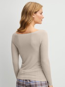 Damen-Model trägt Langarm-Shirt aus Modal in Beige, Einfarbig aus Serie Second Skin von CALIDA, Rückansicht