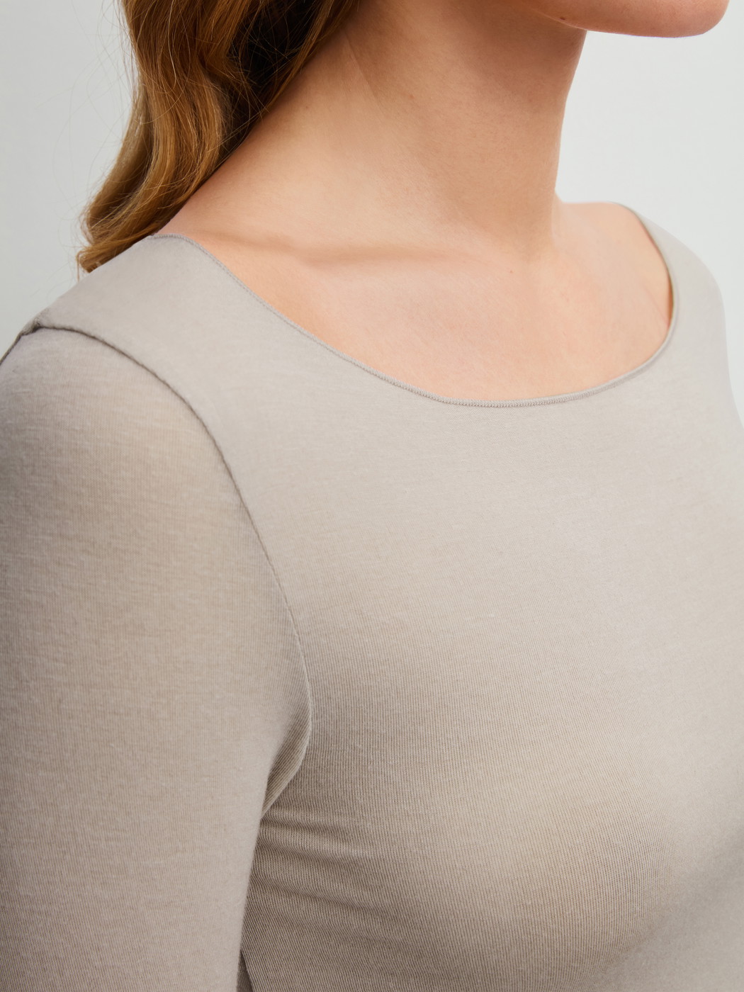 Damen-Model trägt Langarm-Shirt aus Modal in Beige, Einfarbig aus Serie Second Skin von CALIDA, Detail