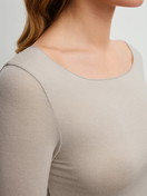 Damen-Model trägt Langarm-Shirt aus Modal in Beige, Einfarbig aus Serie Second Skin von CALIDA, Detail