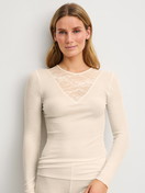 La modella / Il modello Donna indossa Maglia a manica lunga in lana e seta in Lana di colore Beige, Tinta unita, della serie Silky Wool Glam di CALIDA, Vista frontale