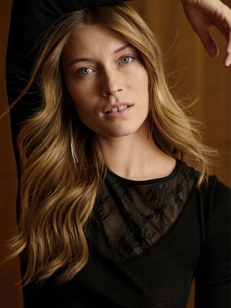 Women model is wearing Long-sleeve wool-silk shirt made of Wool in Black, Unicoloured from the Silky Wool Glam series by CALIDA, Front view