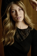 La modella / Il modello Donna indossa Maglia a manica lunga in lana e seta in Lana di colore Nero, Tinta unita, della serie Silky Wool Glam di CALIDA, Immagine aggiuntiva