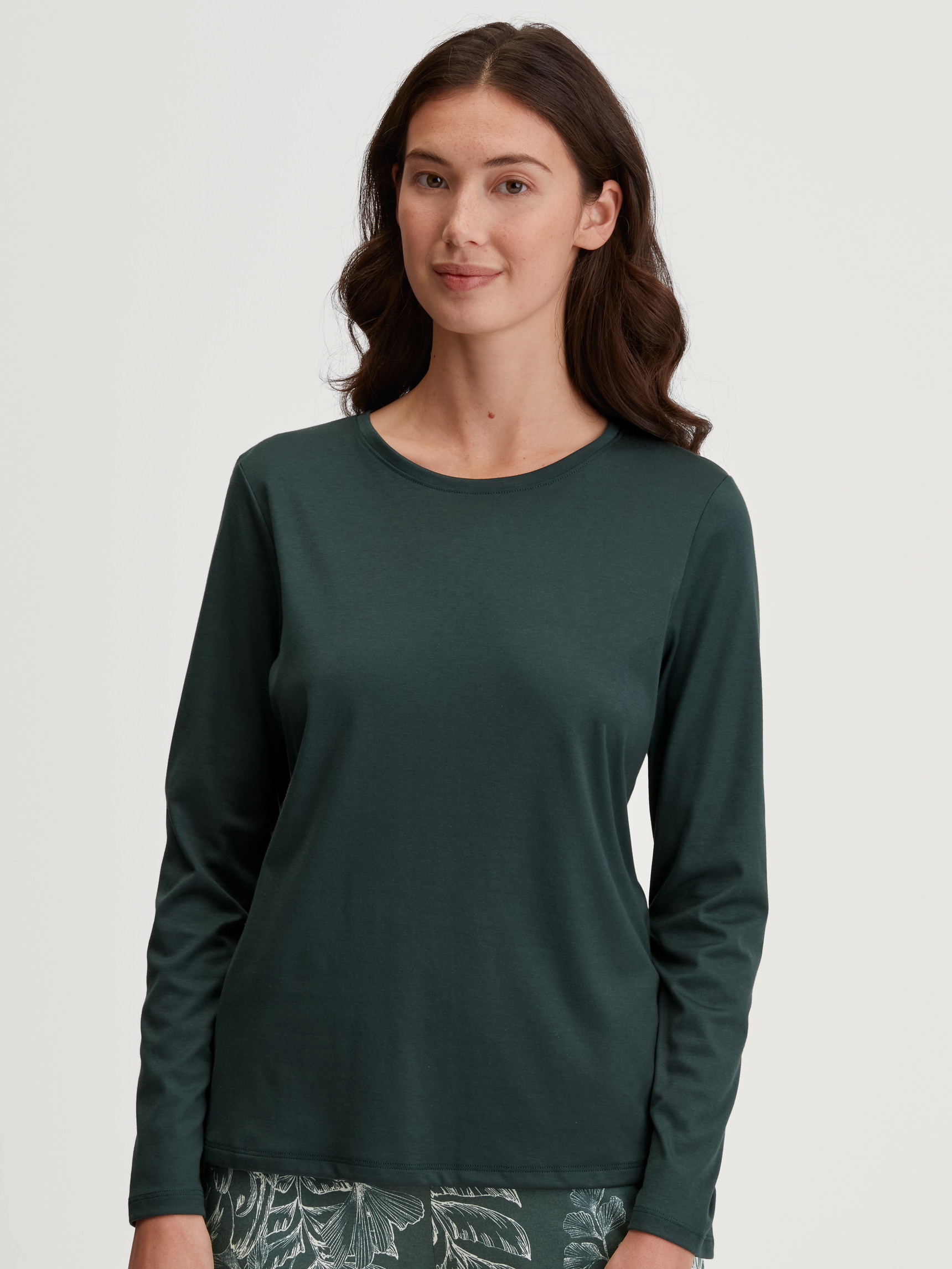 Le mannequin Femme porte le/la T-shirt à manches longues en 100% coton de couleur Vert, Unicolore, de la série Favourites Botanic de CALIDA, Vue de face