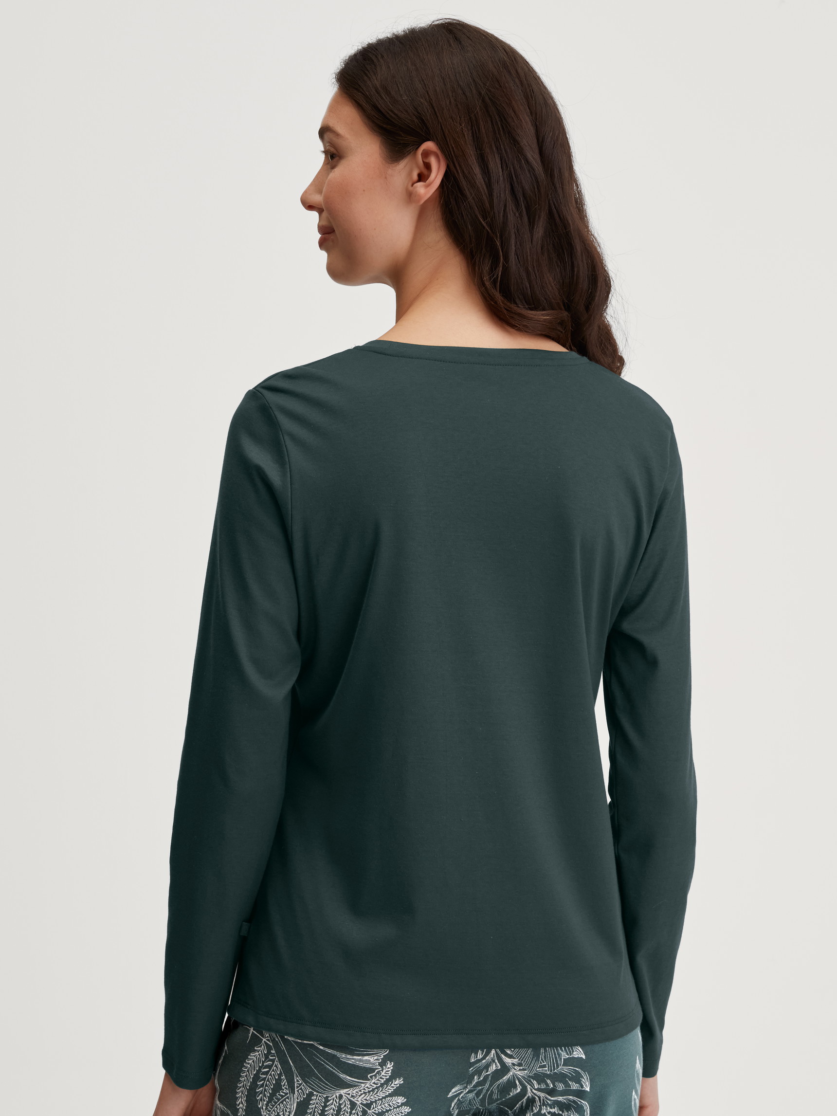 Le mannequin Femme porte le/la T-shirt à manches longues en 100% coton de couleur Vert, Unicolore, de la série Favourites Botanic de CALIDA, Vue arrière