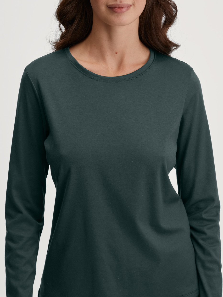 Damen-Model trägt Langarm-Shirt aus 100% Baumwolle in Grün, Einfarbig aus Serie Favourites Botanic von CALIDA, Detail