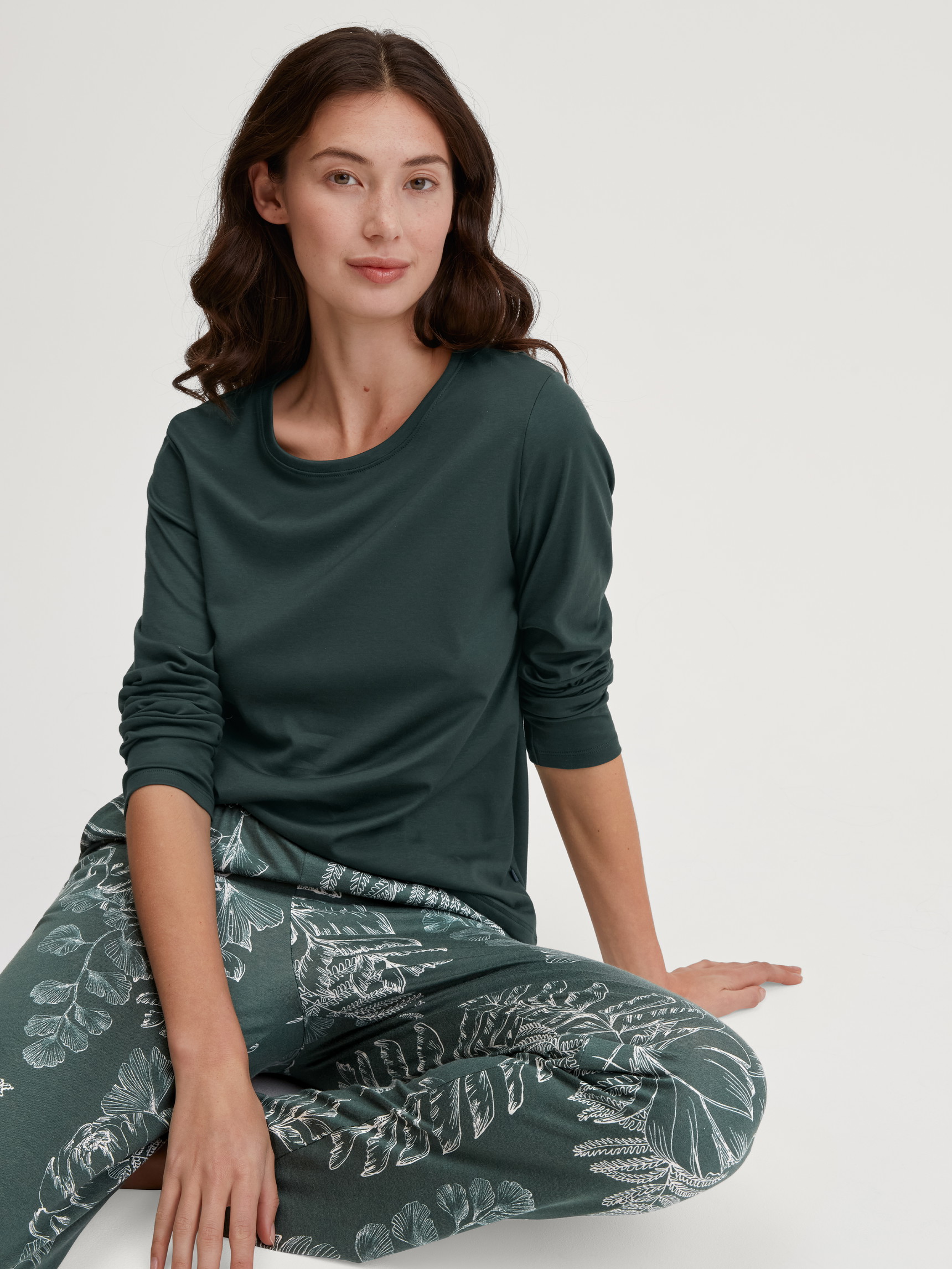 Le mannequin Femme porte le/la T-shirt à manches longues en 100% coton de couleur Vert, Unicolore, de la série Favourites Botanic de CALIDA, Image supplémentaire