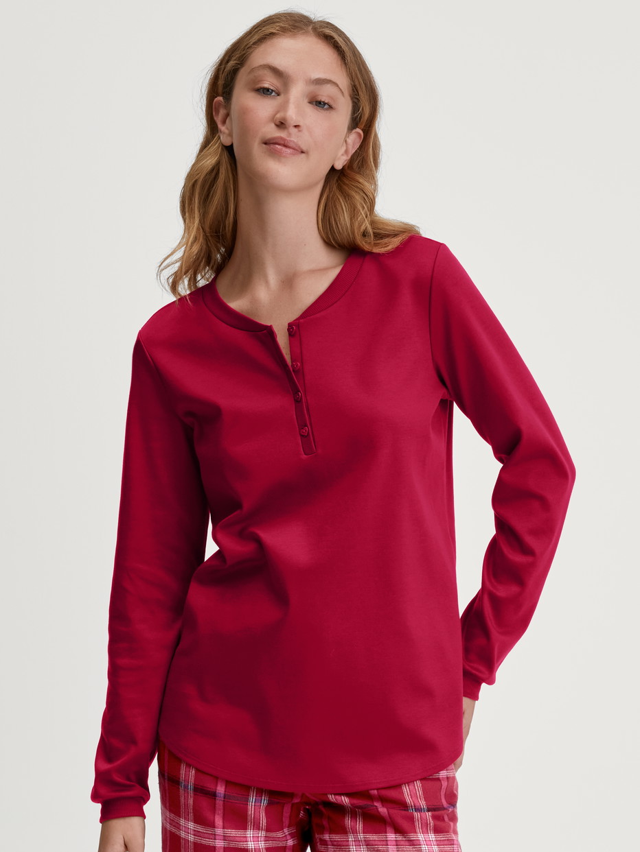 Damen-Model trägt Langarm-Shirt aus 100% Baumwolle in Rot, Einfarbig aus Serie Favourites Holidays von CALIDA, Vorderansicht