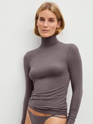 Damen-Model trägt Langarm-Shirt mit Rollkragen aus Modal in Braun, Einfarbig aus Serie Second Skin von CALIDA, Vorderansicht