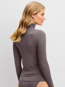 Damen-Model trägt Langarm-Shirt mit Rollkragen aus Modal in Braun, Einfarbig aus Serie Second Skin von CALIDA, Rückansicht