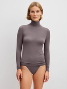 Damen-Model trägt Langarm-Shirt mit Rollkragen aus Modal in Braun, Einfarbig aus Serie Second Skin von CALIDA, Outfit