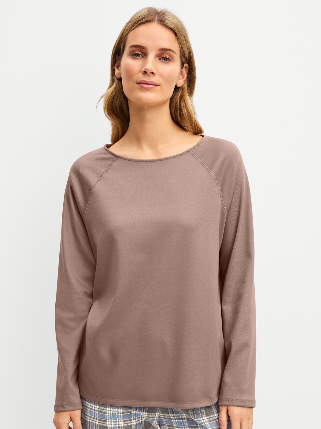 Damen-Model trägt Langarm-Shirt aus 100% Baumwolle in Braun, Einfarbig aus Serie Alpine M&M von CALIDA, Vorderansicht