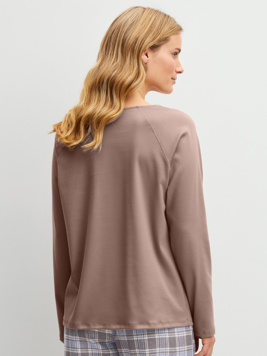 Damen-Model trägt Langarm-Shirt aus 100% Baumwolle in Braun, Einfarbig aus Serie Alpine M&M von CALIDA, Rückansicht