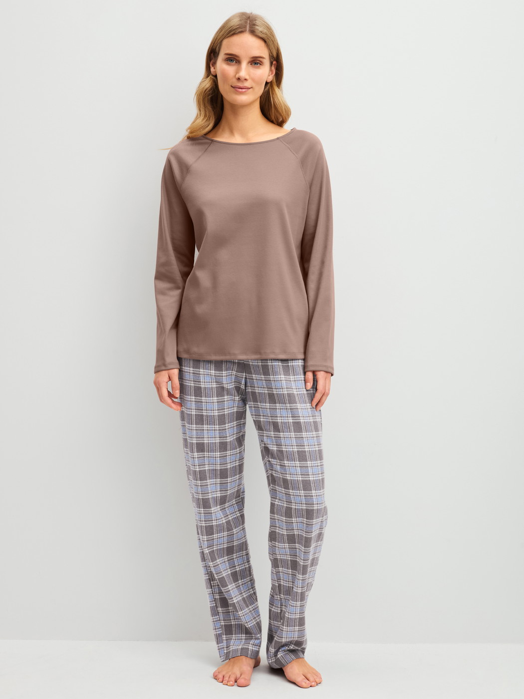 Damen-Model trägt Langarm-Shirt aus 100% Baumwolle in Braun, Einfarbig aus Serie Alpine M&M von CALIDA, Outfit