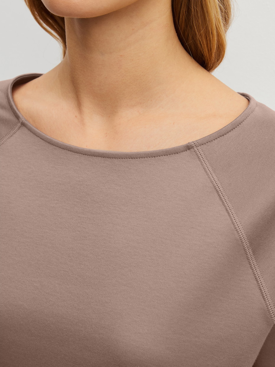 Damen-Model trägt Langarm-Shirt aus 100% Baumwolle in Braun, Einfarbig aus Serie Alpine M&M von CALIDA, Detail