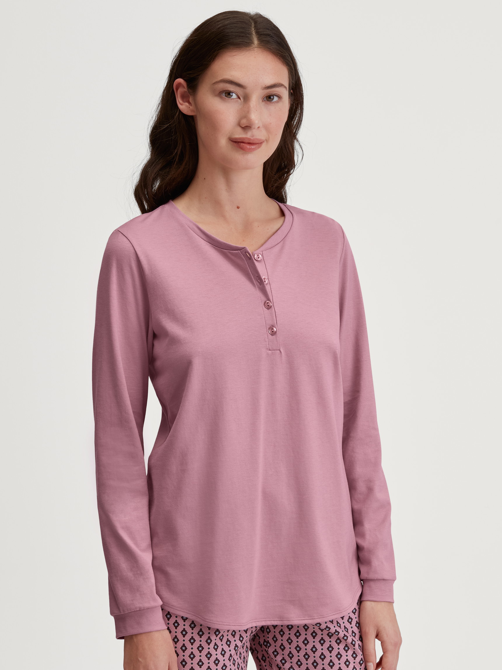Damen-Model trägt Langarm-Shirt aus 100% Baumwolle in Rosa, Einfarbig aus Serie Favourites Botanic von CALIDA, Vorderansicht