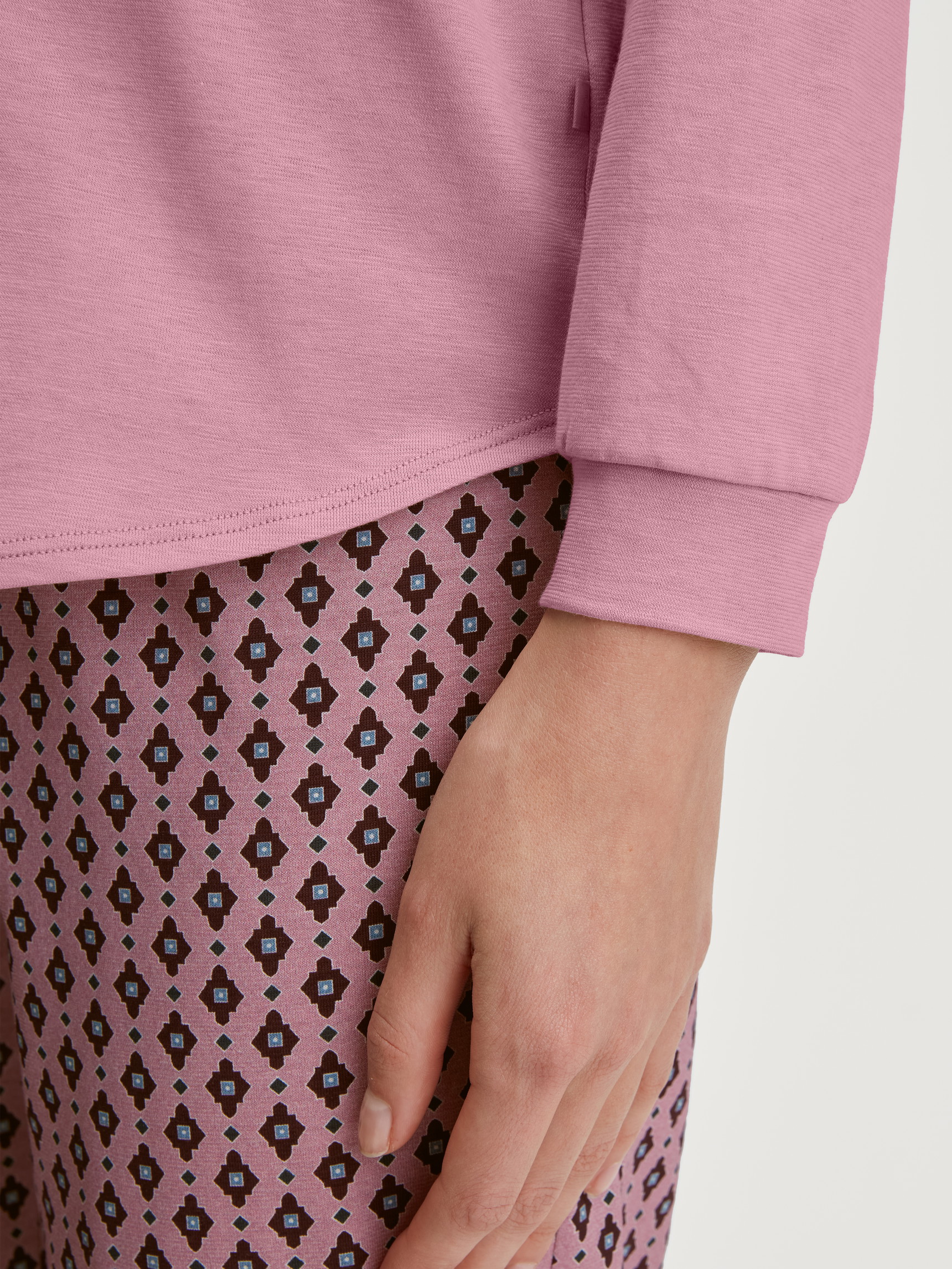 Damen-Model trägt Langarm-Shirt aus 100% Baumwolle in Rosa, Einfarbig aus Serie Favourites Botanic von CALIDA, Detail