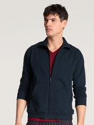 Herren-Model trägt Jacke aus Baumwolle in Blau, Einfarbig aus Serie Remix Basic Lounge von CALIDA, Vorderansicht