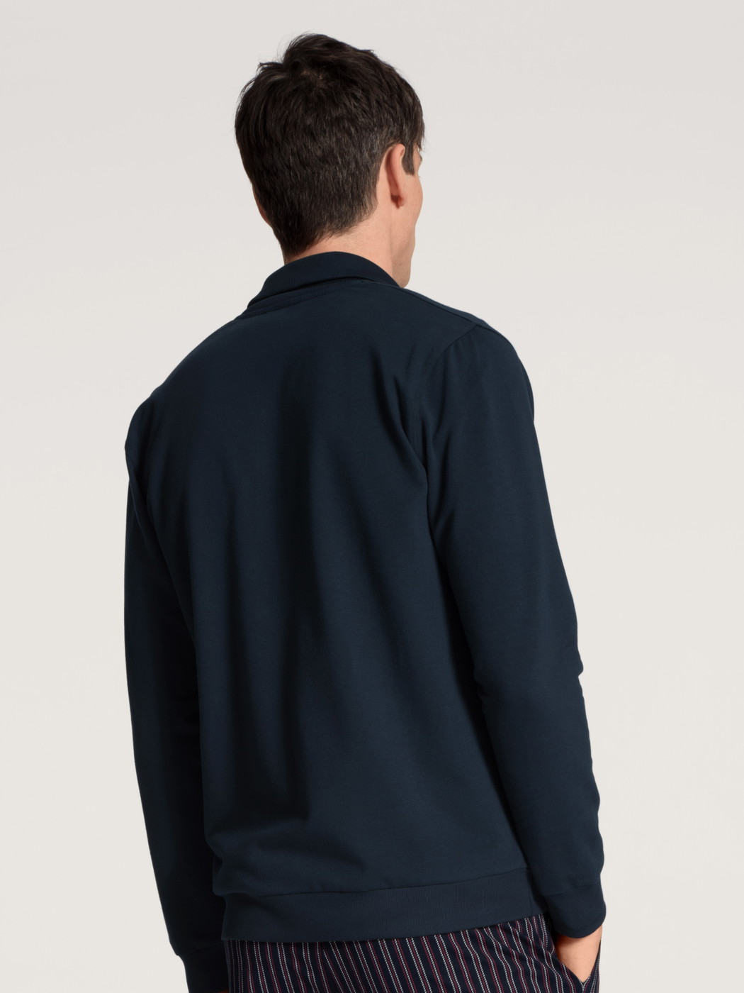 Herren-Model trägt Jacke aus Baumwolle in Blau, Einfarbig aus Serie Remix Basic Lounge von CALIDA, Rückansicht