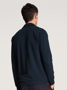 Herren-Model trägt Jacke aus Baumwolle in Blau, Einfarbig aus Serie Remix Basic Lounge von CALIDA, Rückansicht