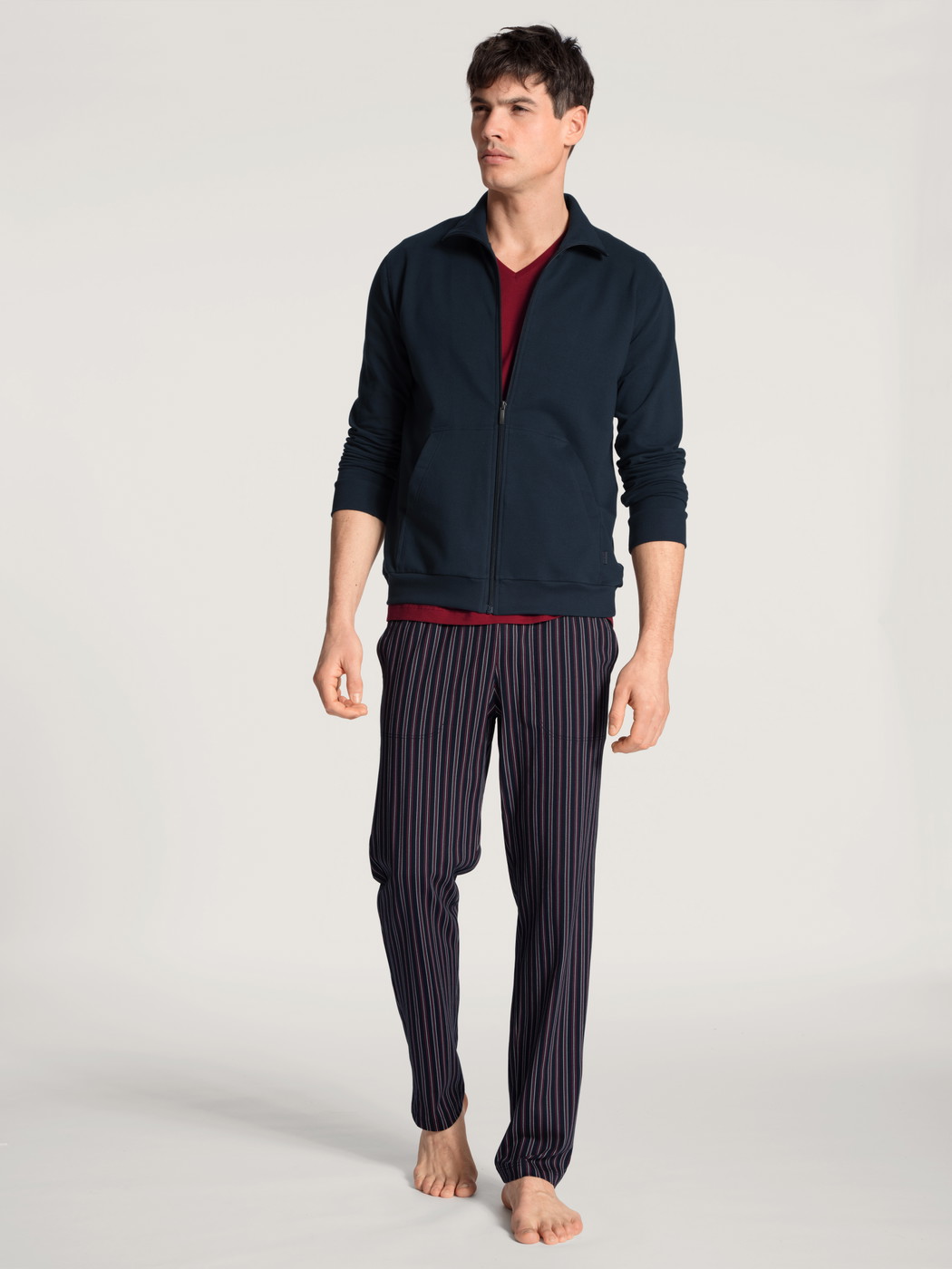 Herren-Model trägt Jacke aus Baumwolle in Blau, Einfarbig aus Serie Remix Basic Lounge von CALIDA, Outfit, Vorderansicht