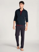 Herren-Model trägt Jacke aus Baumwolle in Blau, Einfarbig aus Serie Remix Basic Lounge von CALIDA, Outfit, Vorderansicht
