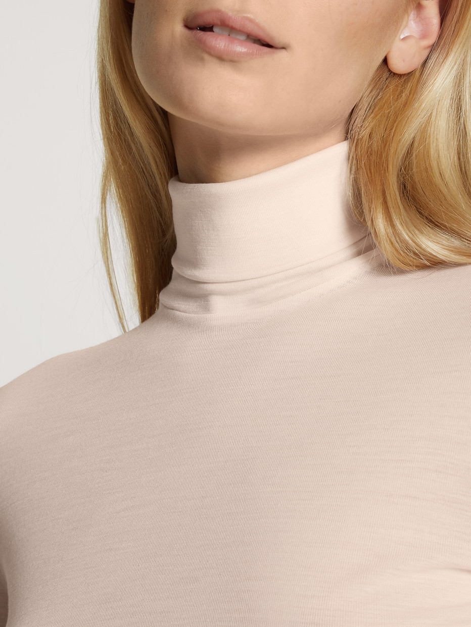 Damen - Langarm-Shirt mit Rollkragen aus Wolle-Seide aus Swiss+Cotton in Beige, Einfarbig aus Serie True Confidence von CALIDA, Detail