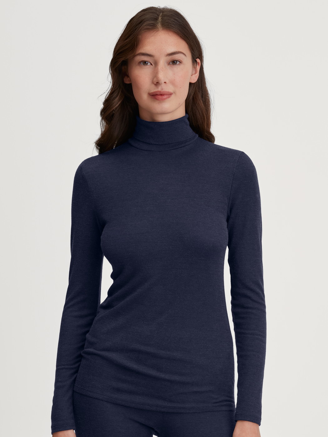 La modella / Il modello Donna indossa Maglia a maniche lunghe dolcevita in lana-seta in Lana di colore Blu, Tinta unita, della serie True Confidence di CALIDA, Vista frontale