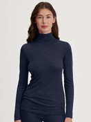 La modella / Il modello Donna indossa Maglia a maniche lunghe dolcevita in lana-seta in Lana di colore Blu, Tinta unita, della serie True Confidence di CALIDA, Vista frontale